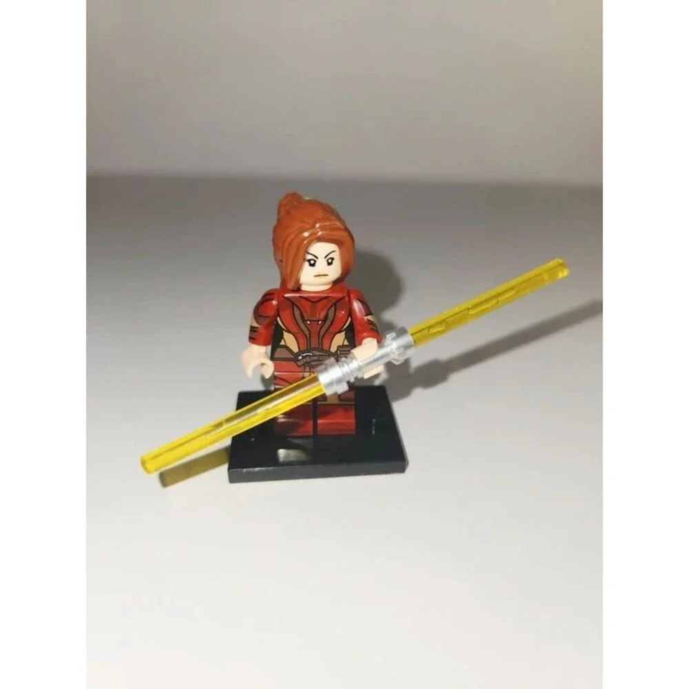 Custom Star Wars Bastila Shan Minifigure (The Old Republic) Yellow Lightsaber